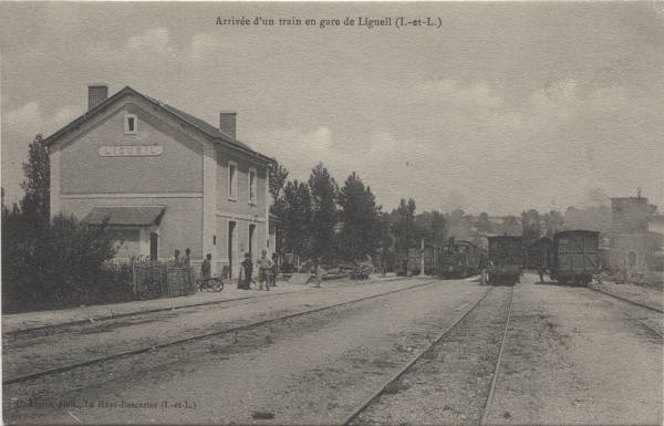 CPA arrive d'un train en gare de Ligueil