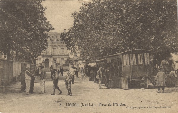 CPA LIGUEIL PLACE DU MARCHE 1909