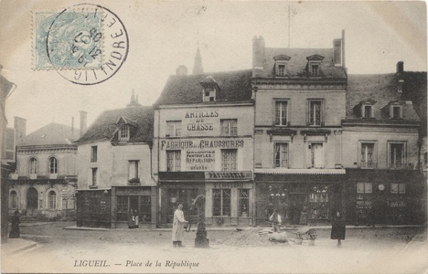 37 CPA ligueil PLACE DE LA Republique Mairie 1905