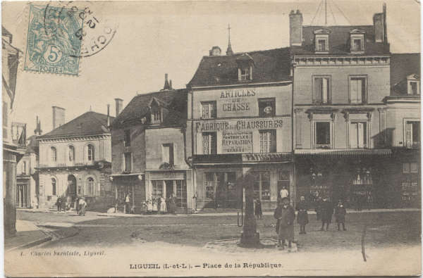 37 CPA ligueil PLACE DE LA Republique Mairie 1906